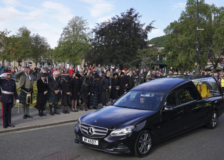 Queen Elizabeth II’s coffin makes journey through Scotland 1 - Egyptian Gazette