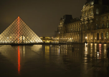 Louvre, Versailles to turn off lights earlier in energy savings push