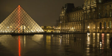 Louvre, Versailles to turn off lights earlier in energy savings push