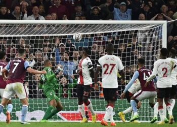 Fulham, Villa win as EPL resumes with tributes to queen