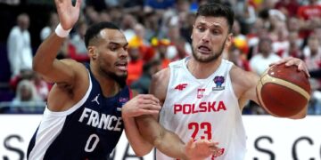 France rolls past Poland at EuroBasket
