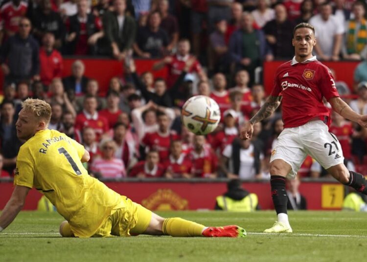 Man Utd ends Arsenal's 100% start 1 - Egyptian Gazette Manchester United's Antony (R) scores his side's opening goal past Arsenal's goalkeeper Aaron Ramsdale during their English Premier League match.
