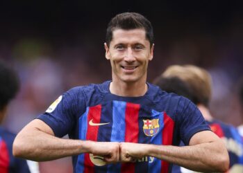 Lewandowski scores 2 as Barcelona beats Elche 3-0