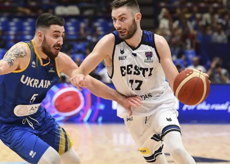 Estonia's Kristian Kullamae (R) and Ukraine's Ivan Tkachenko challenge for the ball during their Eurobasket match.
