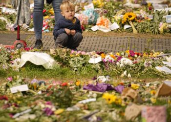 At least 250,000 people lined up to see queen’s coffin
