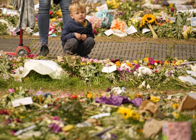 At least 250,000 people lined up to see queen’s coffin 1 - Egyptian Gazette People bring floral tributes to Queen Elizabeth II, the day after her funeral in London's Green Park, on Tuesday, September 20, 2022.