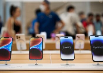 Apple drops iPhone production increase plans