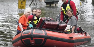 Floods trap many in Florida as Ian heads to South Carolina