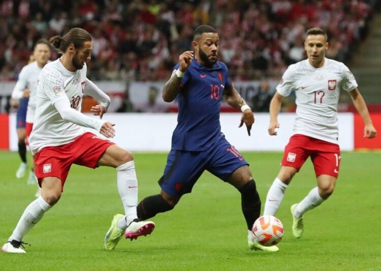 Barca duo Kounde, Depay suffer injuries in Nations League 1 - Egyptian Gazette Netherlands’ Memphis Depay in action with Poland’s Grzegorz Krychowiak and Przemyslaw Frankowski during the UEFA Nations League Group D match.