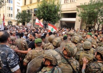 Violence erupts outside Lebanese parliament
