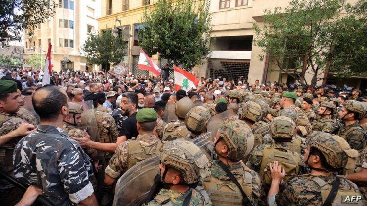 Violence erupts outside Lebanese parliament 1 - Egyptian Gazette Lebanese army soldiers clash with retired military personnel as they try to break into the parliament in Beirut on September 26, 2022, during a session to approve the 2022 budget. (Photo by ANWAR AMRO / AFP)