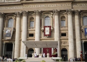 Pope slams treatment of migrants as 2 Italians become saints