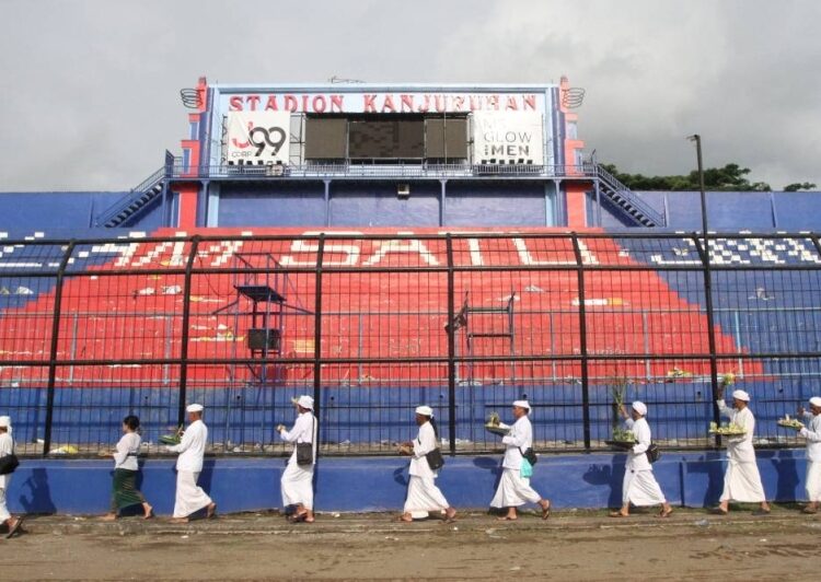 Fifa, Indonesian football body form taskforce after fatal stampede 2 - Egyptian Gazette Fifa, Indonesian football body form taskforce after fatal stampede 1 - Egyptian Gazette