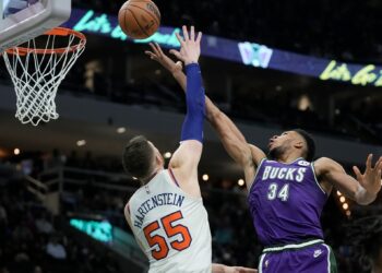 Bucks remain unbeaten with victory over Knicks