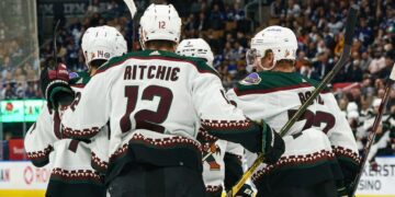 Coyotes defeats Maple Leafs 4-2