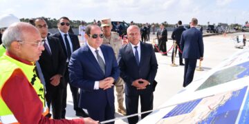 Sisi urges private sector to contribute to magnifying added value of black sand project