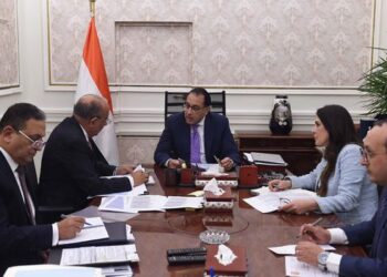 PM discuss number of files with public business sector min.