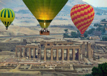 22 hot air balloons fly in Luxor, carrying 460 tourists
