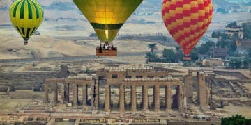 22 hot air balloons fly in Luxor, carrying 460 tourists