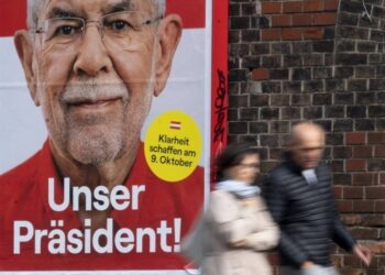 Austrians vote in presidential election with incumbent set to win