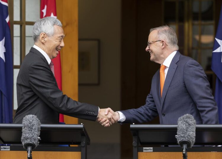 Australia and Singapore strike agreement to achieve net-zero 1 - Egyptian Gazette Prime Minster of Singapore Lee Hsien Loong, (L), and Australia's Prime Minster Anthony Albanese shaking hands during a press conference at Parliament House in Canberra, Australia, on Tuesday, October 18, 2022.