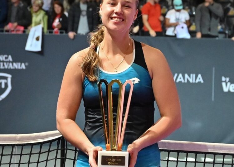 Anna Blinkova poses with the Transylvania Open trophy.