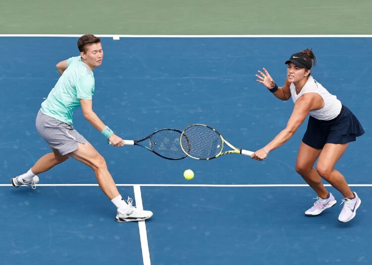 Demi Schuurs (L) and Desirae Krawczyk qualified for the 2022 WTA Finals.