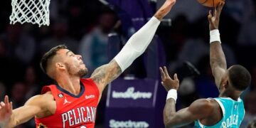 Spurs hold off Pacers 137-134