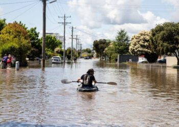Australia PM tours flood-hit Victoria state; evacuations, sandbagging underway