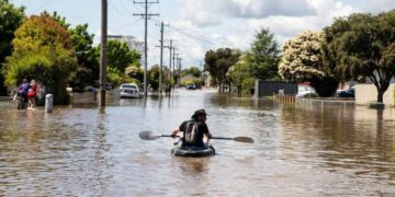 Australia PM tours flood-hit Victoria state; evacuations, sandbagging underway