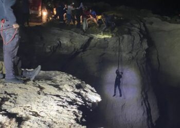 At least 15 migrants drown, scores missing after boats sink off Greece