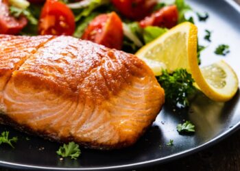 Eating oily fish improves brain health – study