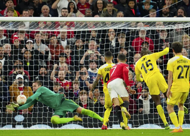 Sheriff's goalkeeper Maksym Koval stops a header from Manchester United's Cristiano Ronaldo (C) but fails to catch the ball allowing Ronaldo to get to the rebound and score his side's third goal during the Europa League group E match.
