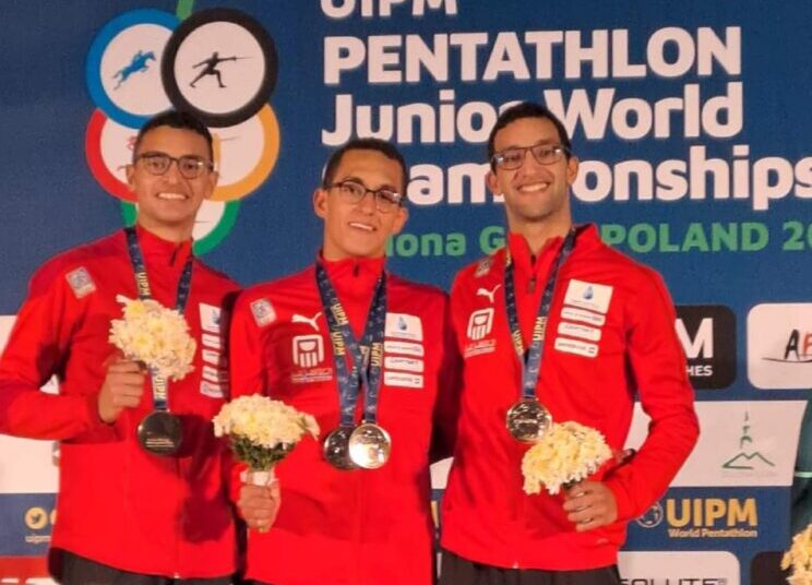 Egypt’s national team posing with the gold medals after dominating the Men’s team final at the UIPM 2022 Pentathlon Junior World Championships.