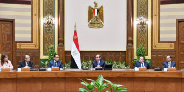 Sisi meets delegation of businessmen, investors