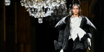 Veteran designer Yamamoto dazzles with his conventional style at Paris Fashion Week