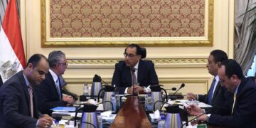 PM meets head of Suez Canal Economic Zone Authority