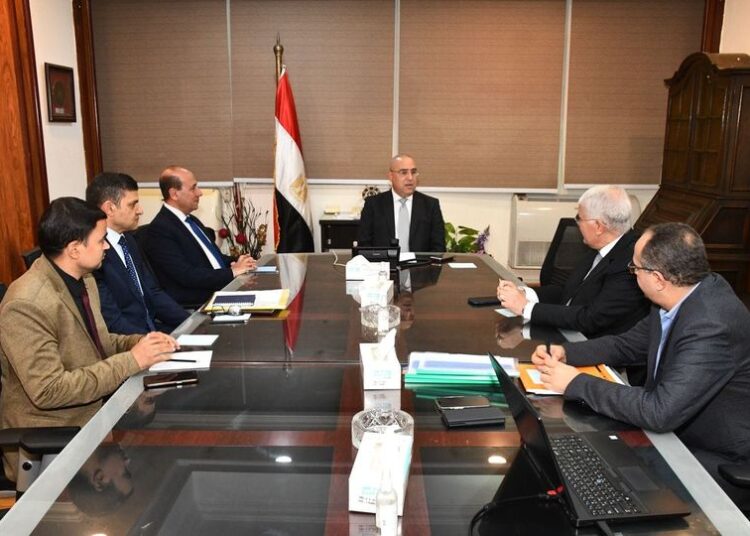 Minister of Housing, Utilities and Urban Communities Assem el Gazzar held a meeting to review the progress made so far in implementing the "Julius Nyerere" Hydropower Plant and Dam in Tanzania.