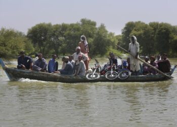 Pakistani flood victims in worst-hit province return home