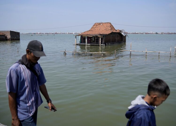 Climate Migration: Floods displace villagers in Indonesia 2 - Egyptian Gazette Climate Migration: Floods displace villagers in Indonesia 1 - Egyptian Gazette