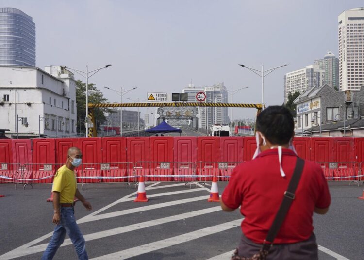 China eases some quarantine for travelers even as cases rise 1 - Egyptian Gazette Barriers form a security checkpoint in the Haizhu district in Guangzhou in southern China's Guangdong province Friday, Nov. 11, 2022.