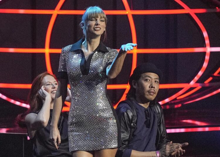 Taylor Swift wins big in Germany at the MTV EMAs 2 - Egyptian Gazette Taylor Swift wins big in Germany at the MTV EMAs 1 - Egyptian Gazette