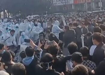China orders Covid lockdown in Zhengzhou after iPhone factory protests