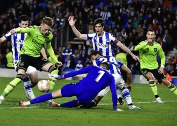 Arsenal tops Europa League group, Man Utd faces playoffs