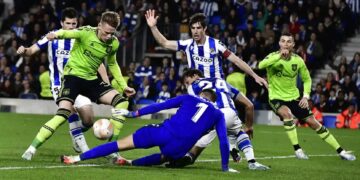 Arsenal tops Europa League group, Man Utd faces playoffs