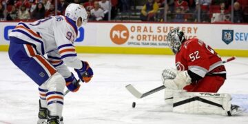 Carolina Hurricanes beat Edmonton Oilers 7-2