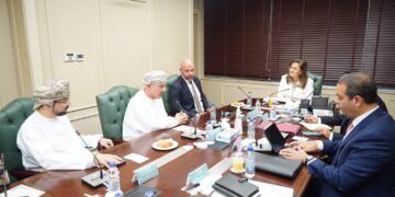Planning minister discusses cooperation with Muscat Stock Exchange