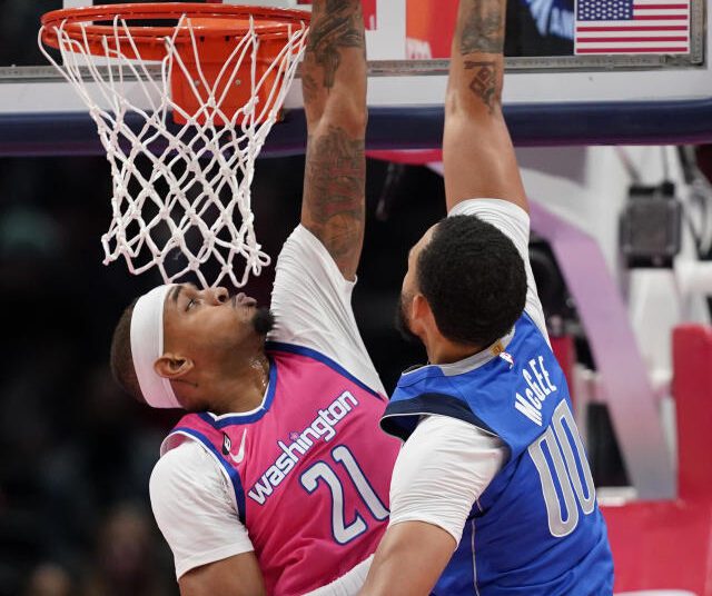 Kuzma scores 36 to lead Wizards past Mavericks 113-105 1 - Egyptian Gazette Washington Wizards Daniel Gafford (L) blocks a shot attempt by Dallas Mavericks JaVale McGee in the first half of an NBA game in Washington.