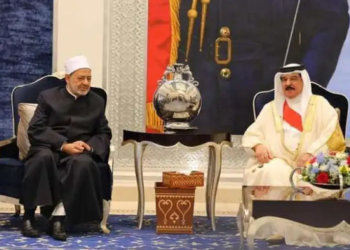 Bahraini king receives Al-Azhar imam at Sakhir Palace