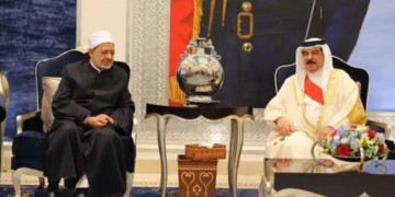 Bahraini king receives Al-Azhar imam at Sakhir Palace